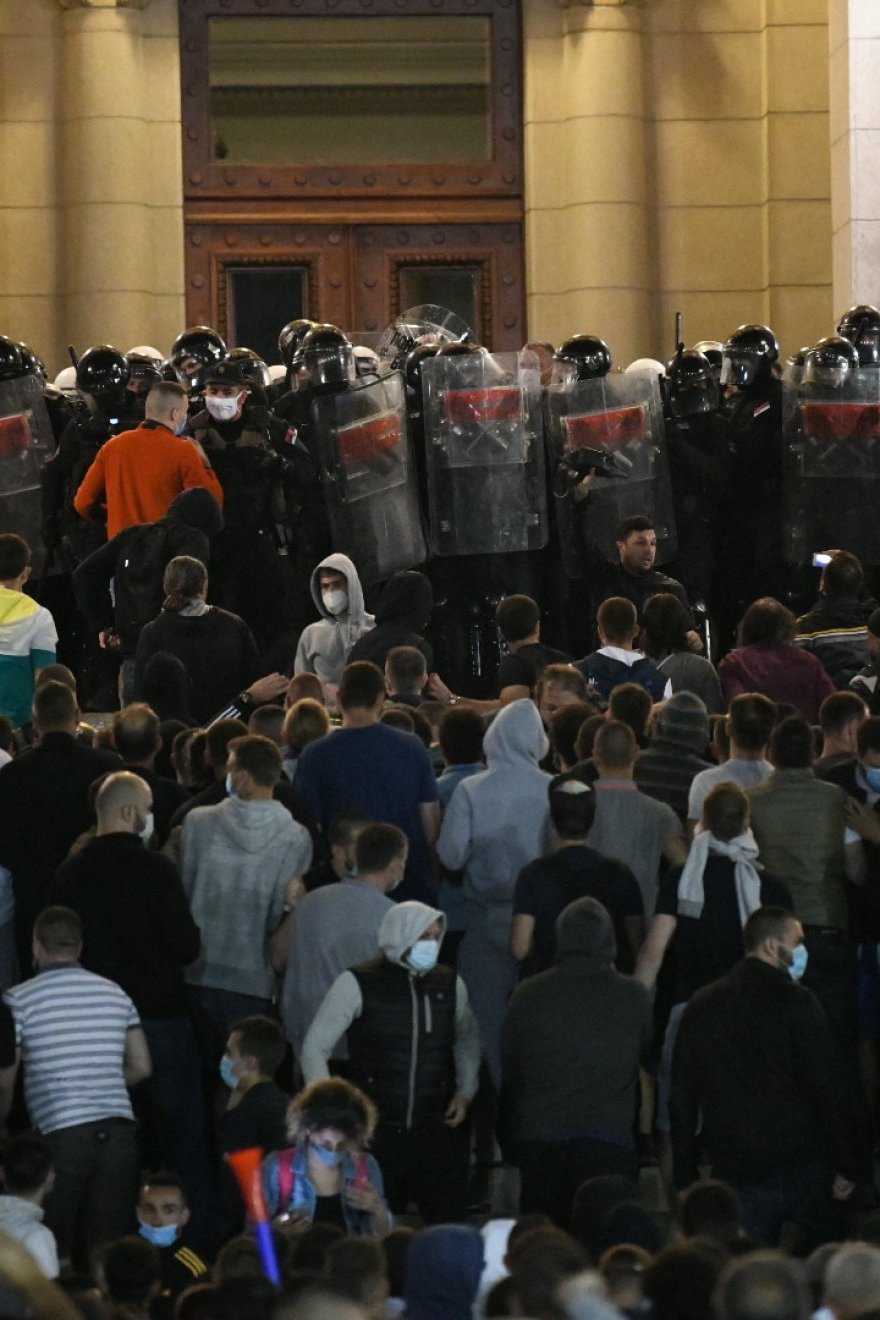 В Белграде протестующие против карантина ворвались в парламент 
